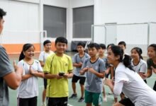 Atlet pemula berlatih untuk kompetisi olahraga lokal dengan pelatih